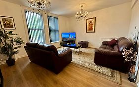 Lovely 2 Bed Apartment, Arnold Town Centre.
